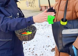Policjanci z włodarzami miasta rozdają odblaski mieszkańcom Nowej Soli.