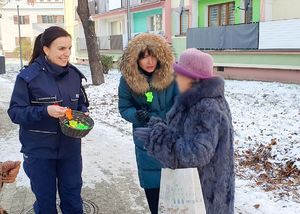 Policjanci z włodarzami miasta rozdają odblaski mieszkańcom Nowej Soli.