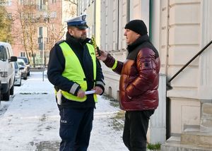 Naczelnik Wydziału Ruchu Drogowego udziela wywiadu o tematyce niechronionych uczestników ruchu drogowego dla dziennikarza.