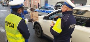 Policjanci zatrzymują do kontroli drogowej pojazdy, a Polikołaj z radio Eska wręcza prezenty lub rózgi.