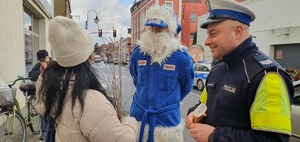 Policjanci zatrzymują do kontroli drogowej pojazdy, a Polikołaj z radio Eska wręcza prezenty lub rózgi.