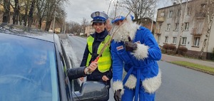 Policjanci zatrzymują do kontroli drogowej pojazdy, a Polikołaj z radio Eska wręcza prezenty lub rózgi.