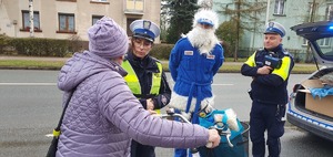 Policjanci zatrzymują do kontroli drogowej pojazdy, a Polikołaj z radio Eska wręcza prezenty lub rózgi.