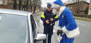 Policjanci zatrzymują do kontroli drogowej pojazdy, a Polikołaj z radio Eska wręcza prezenty lub rózgi.