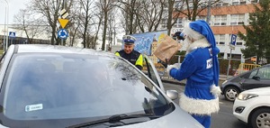 Policjanci zatrzymują do kontroli drogowej pojazdy, a Polikołaj z radio Eska wręcza prezenty lub rózgi.