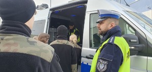 Naczelnik Wydziału Ruchu Drogowego prowadzi zajęcia o promocji Policji dla klasy mundurowej.