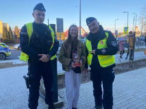 Policjanci z wolontariuszami Wielkiej Orkiestry Świątecznej Pomocy.