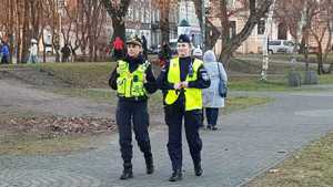 Policjanci dbają o bezpieczeństwo kwestujących.