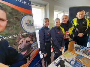 Policjantki przy stoisku promującym służbę w Policji z wolontariuszami Wielkiej Orkiestry Świątecznej Pomocy.