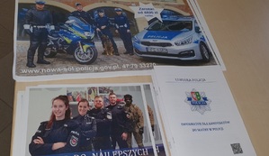 Ulotki i plakaty o rekrutacji do Policji.