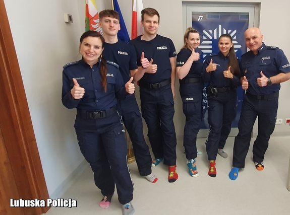 Światowy Dzień Zespołu Downa – lubuscy policjanci w kolorowych skarpetkach