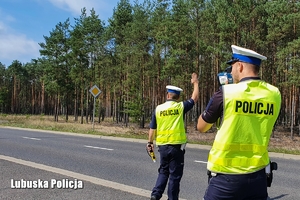 Policjanci mierzą prędkość pojazdów.