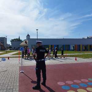 Policjant z dziećmi podczas egzaminu na kartę rowerową.