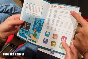 Młodzież z ulotką o handlu ludźmi.