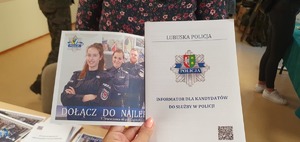 Ulotki i plakaty o doborze do Policji.