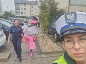 Policjantki idą na spacer z dziećmi.