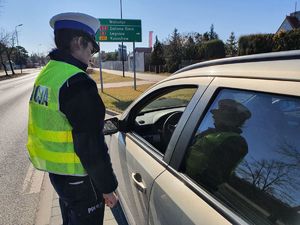 Policjantka zatrzymała do kontroli drogowej pojazd.