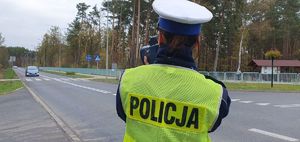 Policjantka zatrzymuje do kontroli drogowej pojazd.