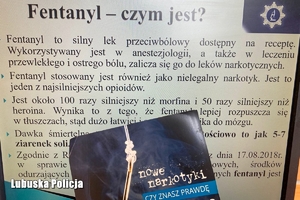 Policjanci opowiadają młodzieży o fentanylu- nowym narkotyku na rynku.