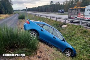 Kierujący mazdą wjechał do rowu.