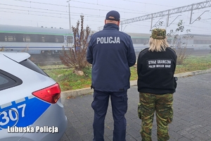 Policjant wraz ze Strażą Ochrony Kolei patroluje dworce kolejowe w ramach działań RAW.