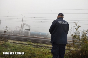 Policjant patroluje dworce kolejowe w ramach działań RAW.