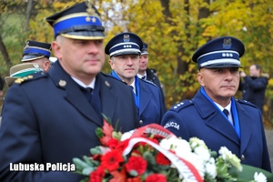 Komendant składa kwiaty z okazji Odzyskania Niepodległości przez Polskę.