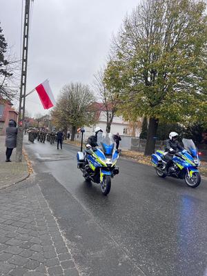 Policjanci dbają o bezpieczeństwo podczas obchodów Odzyskania przez Polskę Niepodległości.