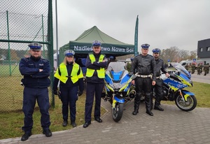 Policjanci dbają o bezpieczeństwo podczas obchodów Odzyskania przez Polskę Niepodległości.