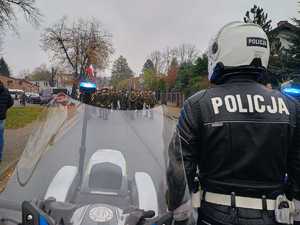 Policjanci dbają o bezpieczeństwo podczas obchodów Odzyskania przez Polskę Niepodległości.