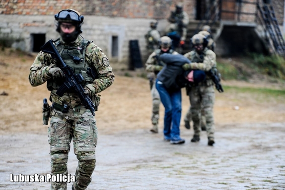 Wysadzony bankomat, szturm i odbicie zakładników – ćwiczenia lubuskich policjantów