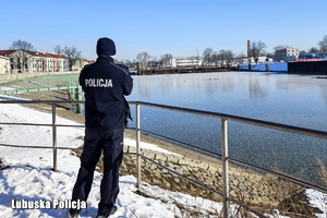 Policjanci ostrzegają przed wchodzeniem na zamarznięte zbiorniki wodne.