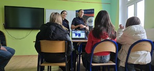 Policjantki opowiadają o zawodzie policjanta podczas Dni Otwartych w Nowym Miasteczku.