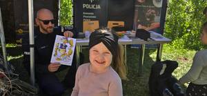 Dziewczynka z plakatem Tygryska Lupo.