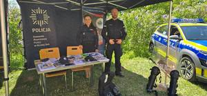 Policjanci przy stoisku policyjnym.