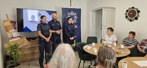 Policjanci rozmawiają z seniorami o bezpieczeństwie.