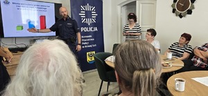 Policjanci rozmawiają z seniorami o bezpieczeństwie.