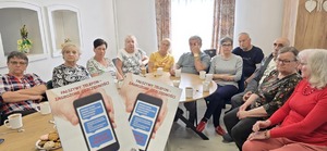 Ulotki o oszustwach na tle seniorów.