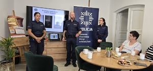 Policjanci rozmawiają z seniorami o bezpieczeństwie.