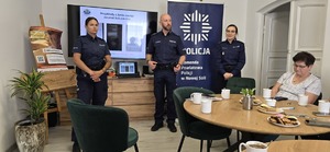 Policjanci rozmawiają z seniorami o bezpieczeństwie.