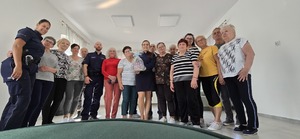 Policjanci z seniorami.