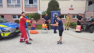 Policjanci na pikniku opowiadają o bezpieczeństwie.