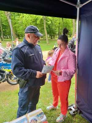 Dzielnicowy opowiada o bezpieczeństwie.