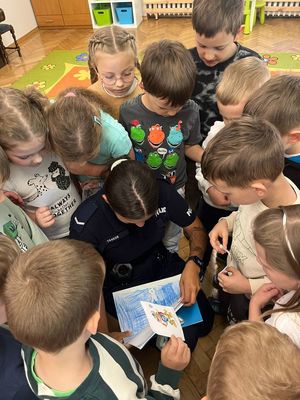 Policjantka opowiada dzieciom o bezpieczeństwie.