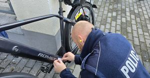 Policjant znakuje rower.