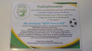 Dyplom dla policjantów za udział w turnieju.