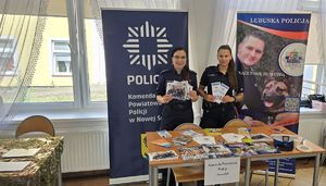 Policjantki na targach pracy promują służbę w Policji.