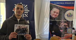 Kandydat do Policji z ulotką o rekrutacji do Policji.
