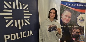 Kandydatka do Policji z ulotką o rekrutacji do Policji.