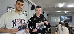 Młodzież z ulotkami o służbie w Policji.